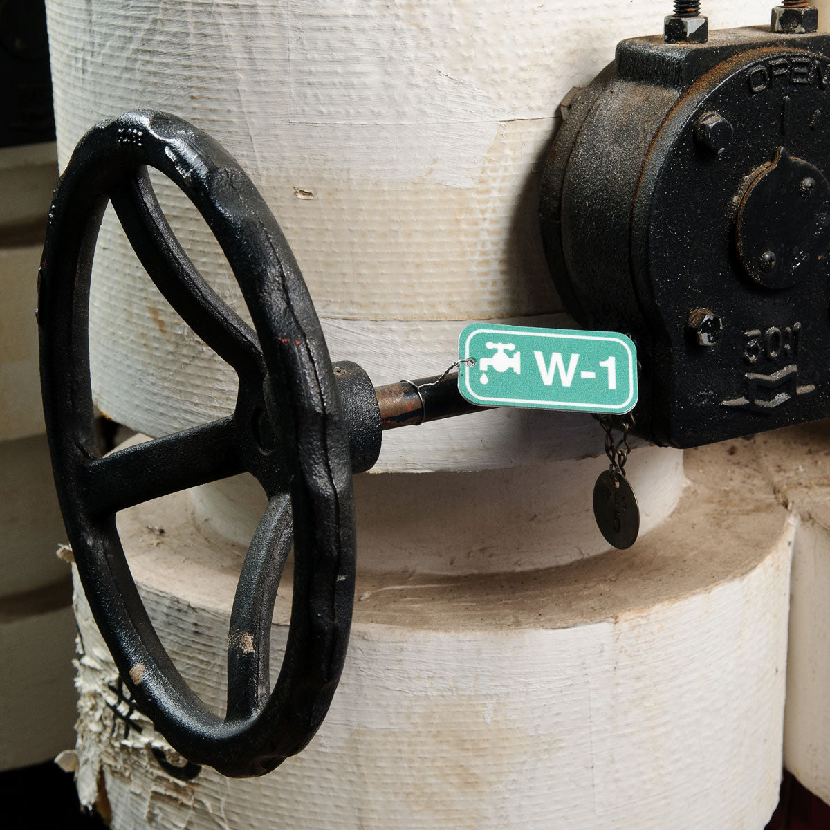 1.5"X3" ENERGY TAGS WHT/RED,S-2, 25/PK