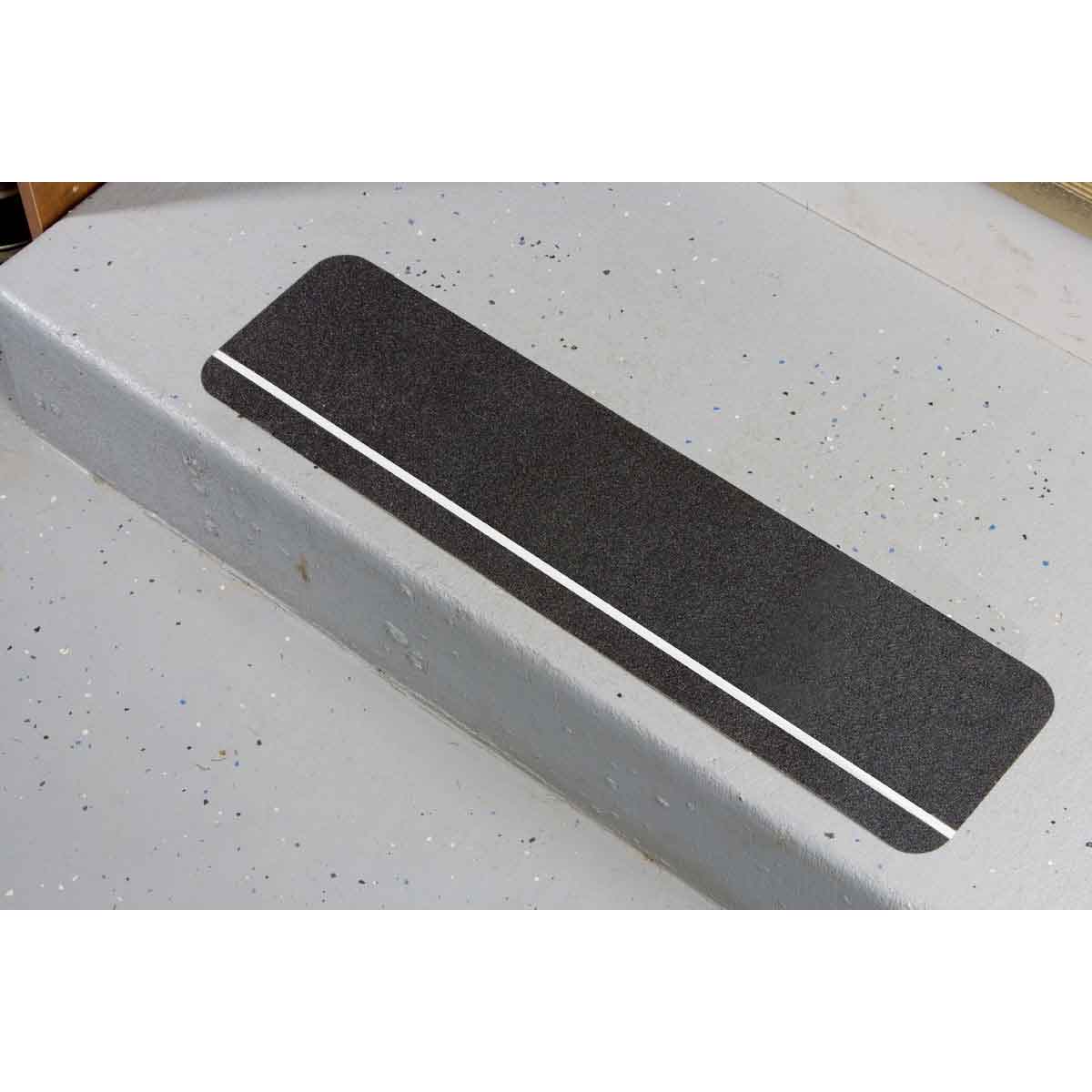 REFLECTIVE ANTISKID TAPE DIECUT CLEAT