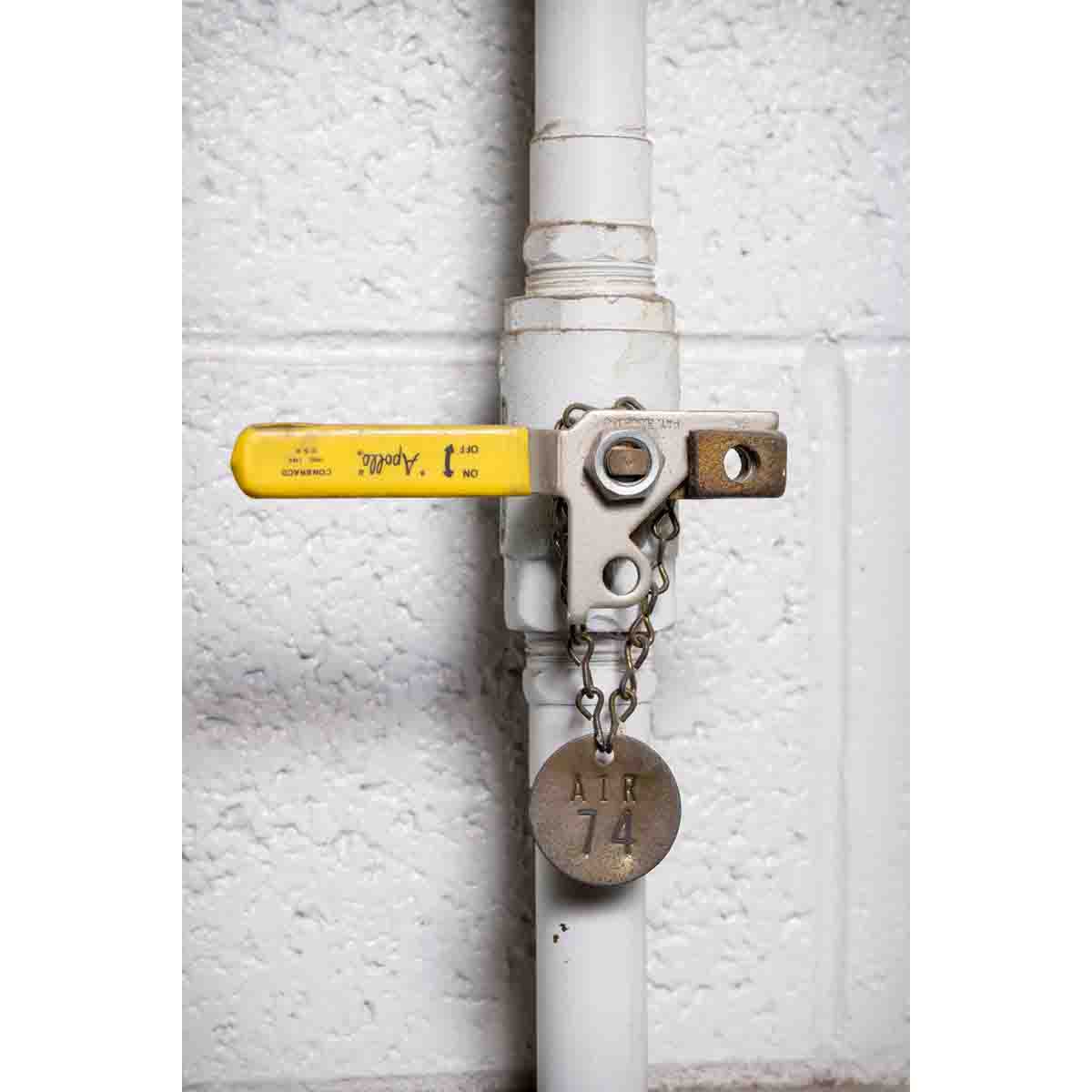 TAG BRASS RND 1.5 VAC 76-100